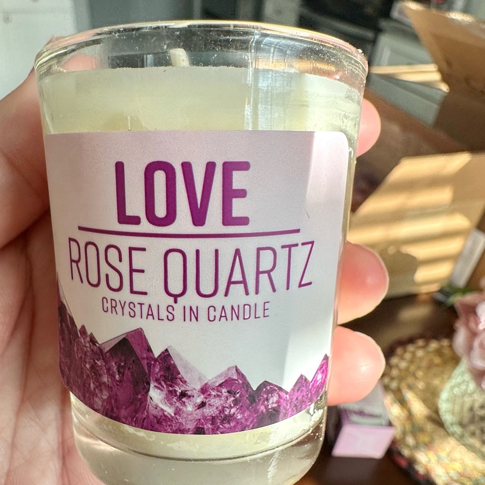 Love soy candle with Rose quartz gemstones